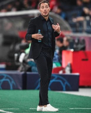 Matthias Jaissle in a black suit in the middle of the match at Salzburg, Austria.